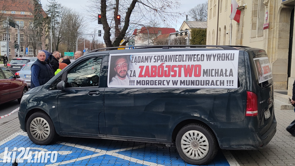 Protest przed sądem - chcą wysokiej kary dla policjantów