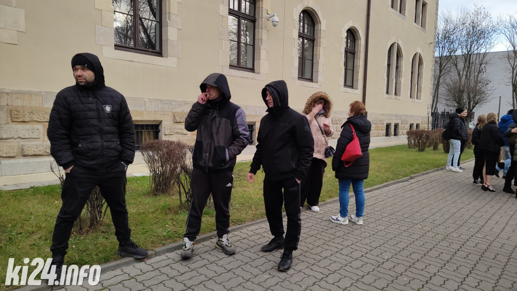 Protest przed sądem - chcą wysokiej kary dla policjantów