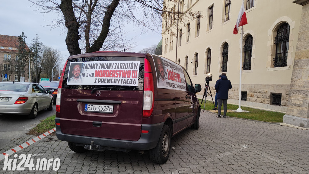 Protest przed sądem - chcą wysokiej kary dla policjantów