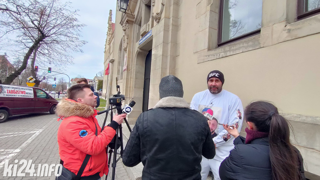 Protest przed sądem - chcą wysokiej kary dla policjantów