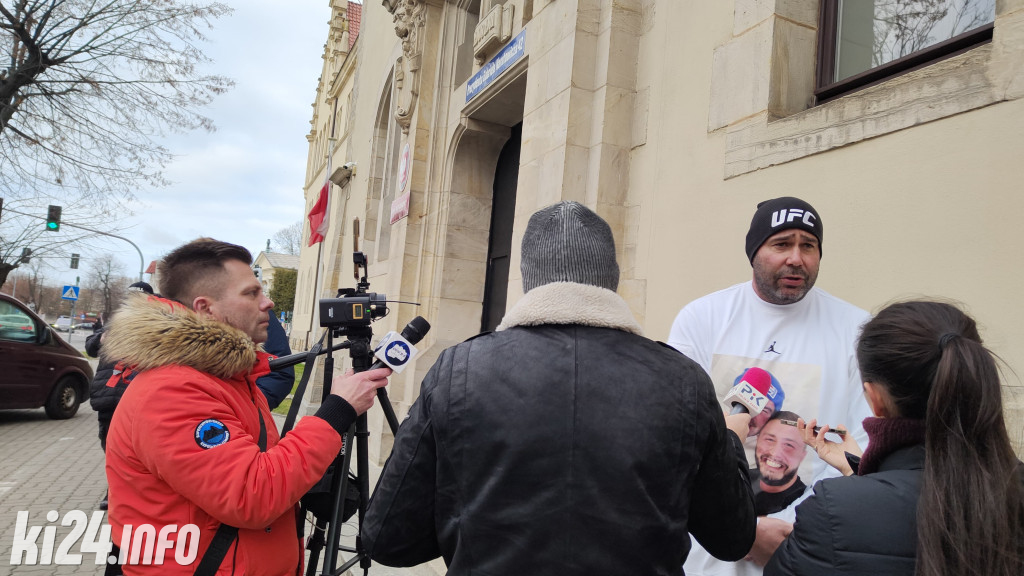 Protest przed sądem - chcą wysokiej kary dla policjantów