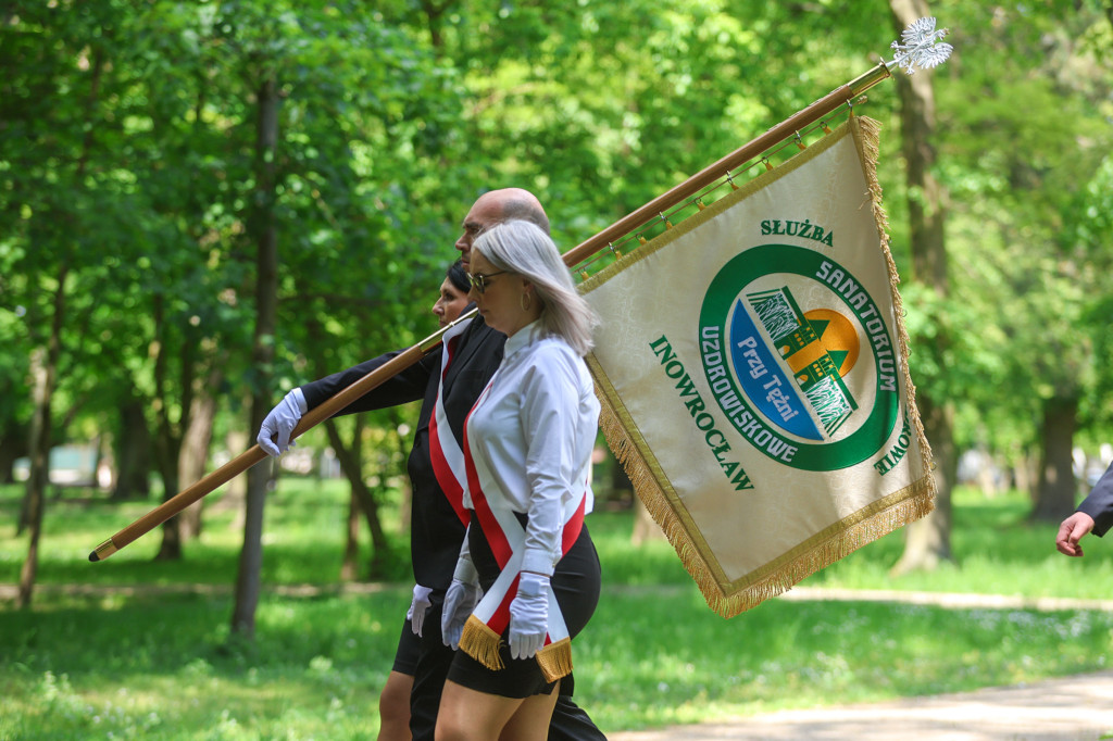 Nadanie sztandaru sanatorium Przy Tężni