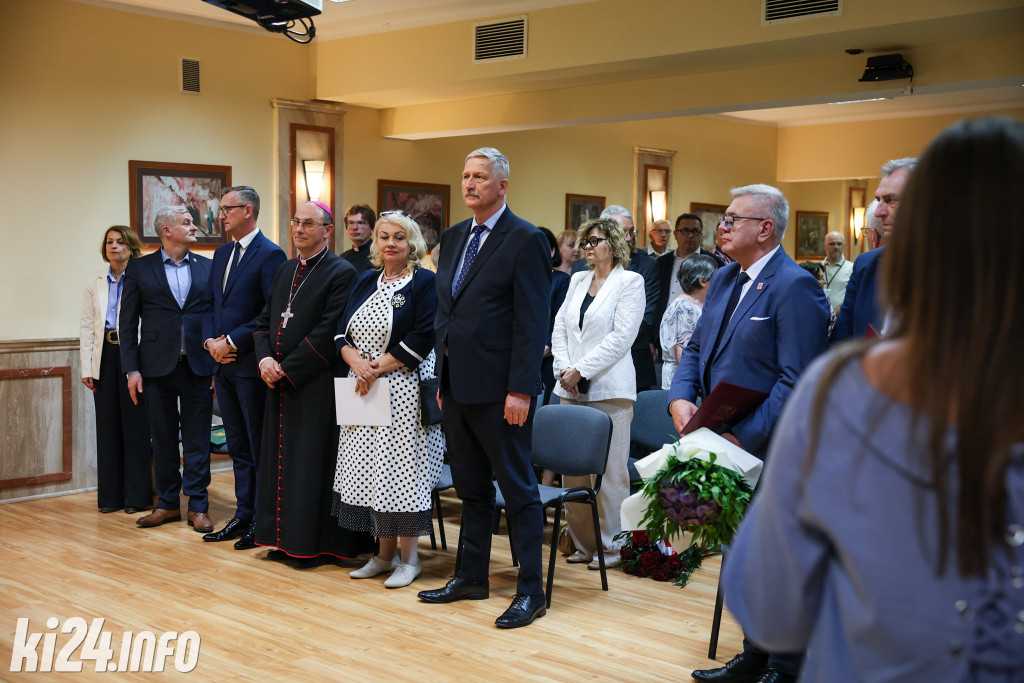 Nadanie sztandaru sanatorium Przy Tężni