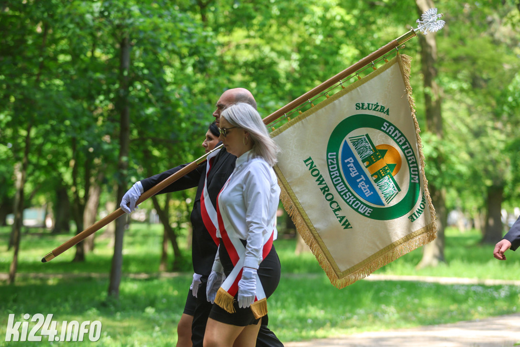 Nadanie sztandaru sanatorium Przy Tężni
