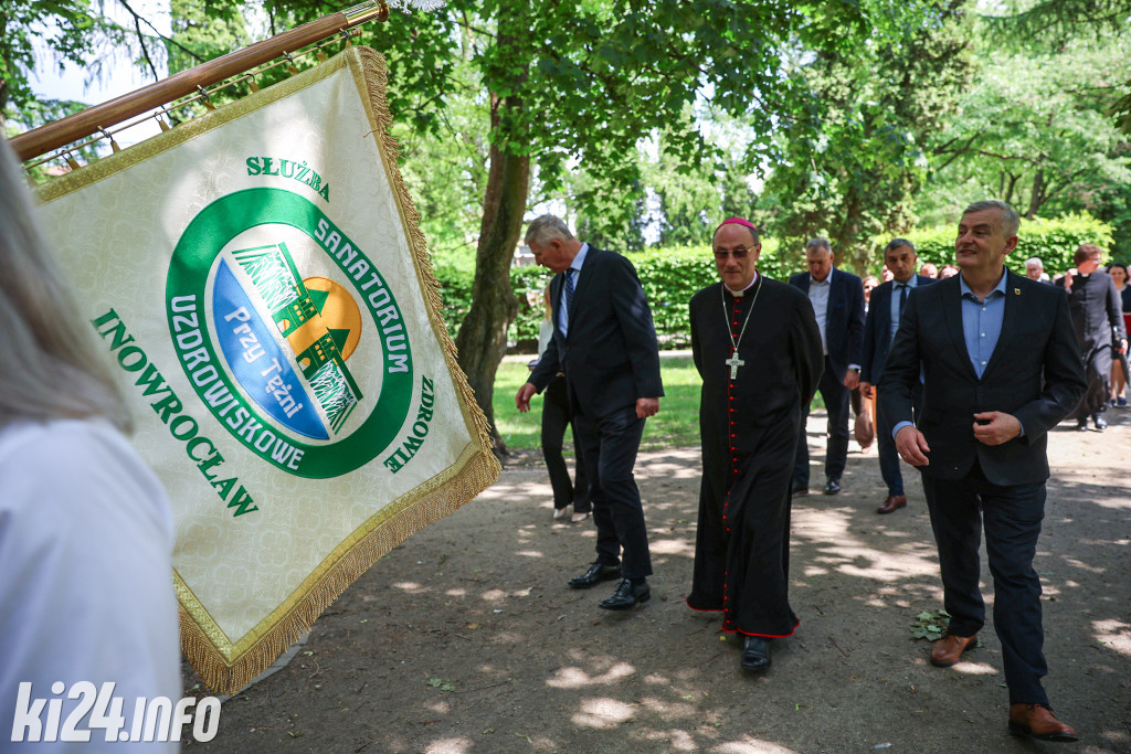 Nadanie sztandaru sanatorium Przy Tężni