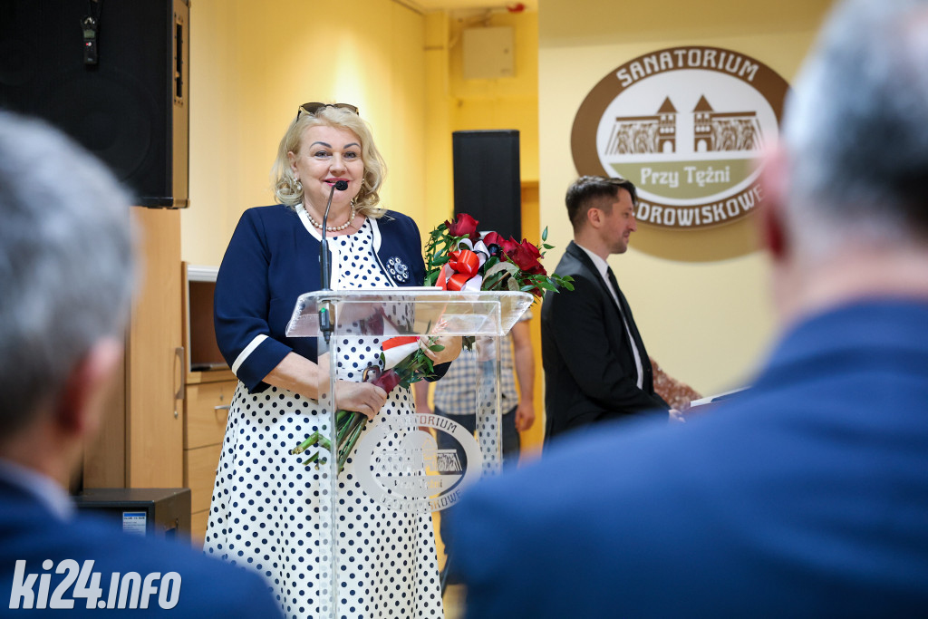 Nadanie sztandaru sanatorium Przy Tężni
