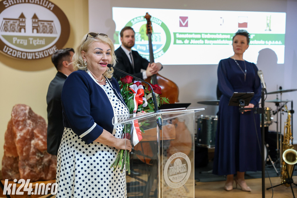 Nadanie sztandaru sanatorium Przy Tężni