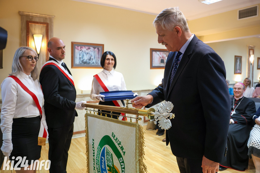 Nadanie sztandaru sanatorium Przy Tężni