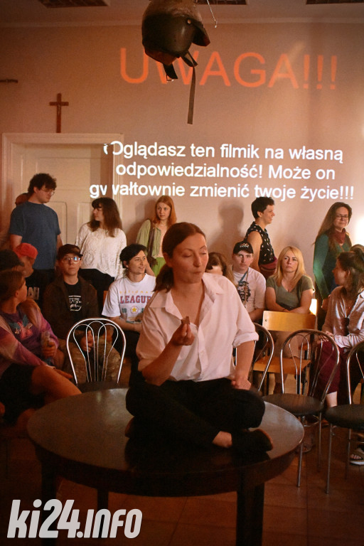 „Ziemia jest płaska, Dzbanie” – niezwykły spektakl
