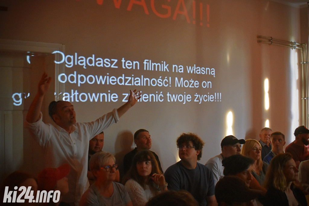 „Ziemia jest płaska, Dzbanie” – niezwykły spektakl
