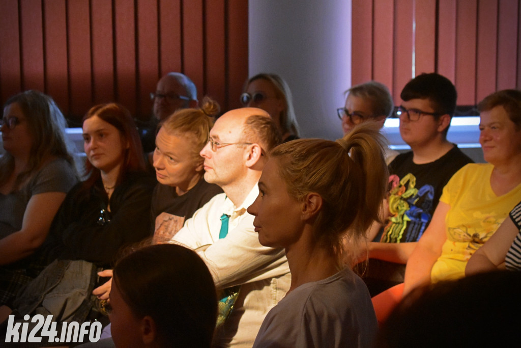 „Ziemia jest płaska, Dzbanie” – niezwykły spektakl