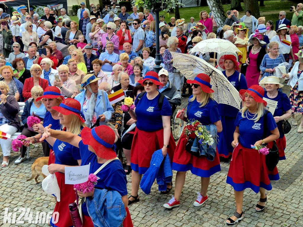 Kapelusze, wianki i folkowe rytmy