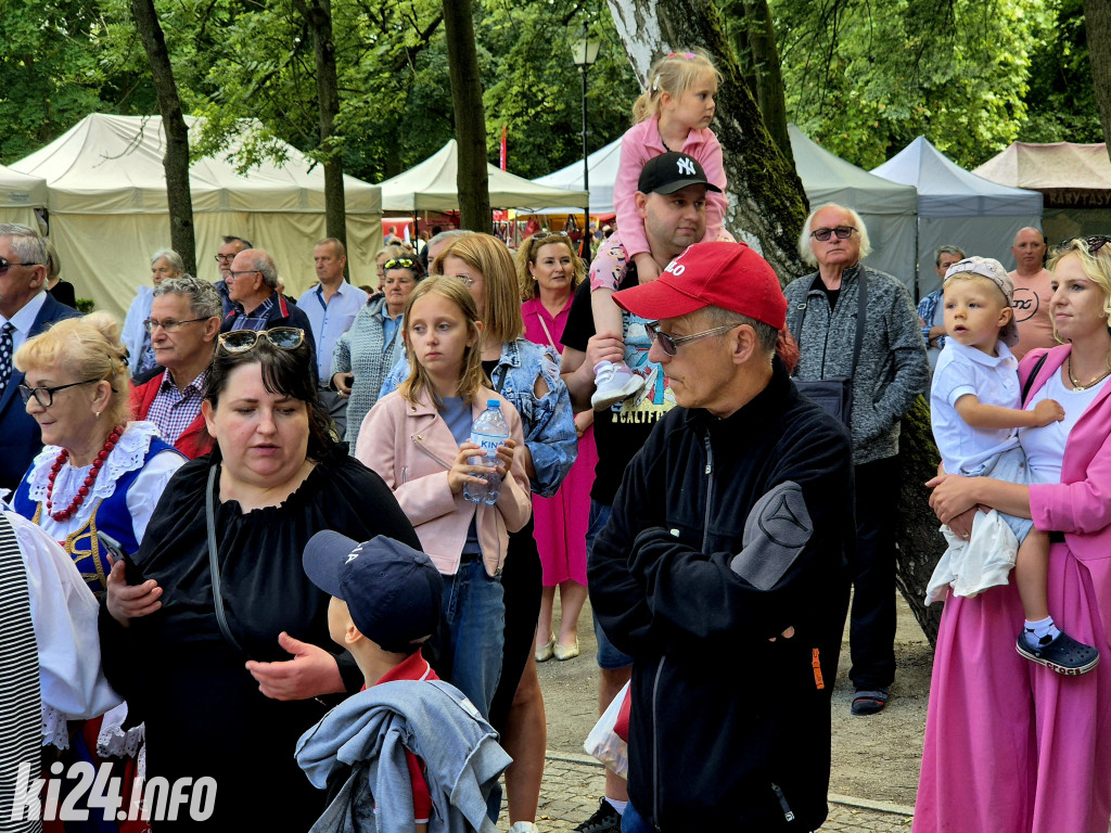 Kapelusze, wianki i folkowe rytmy