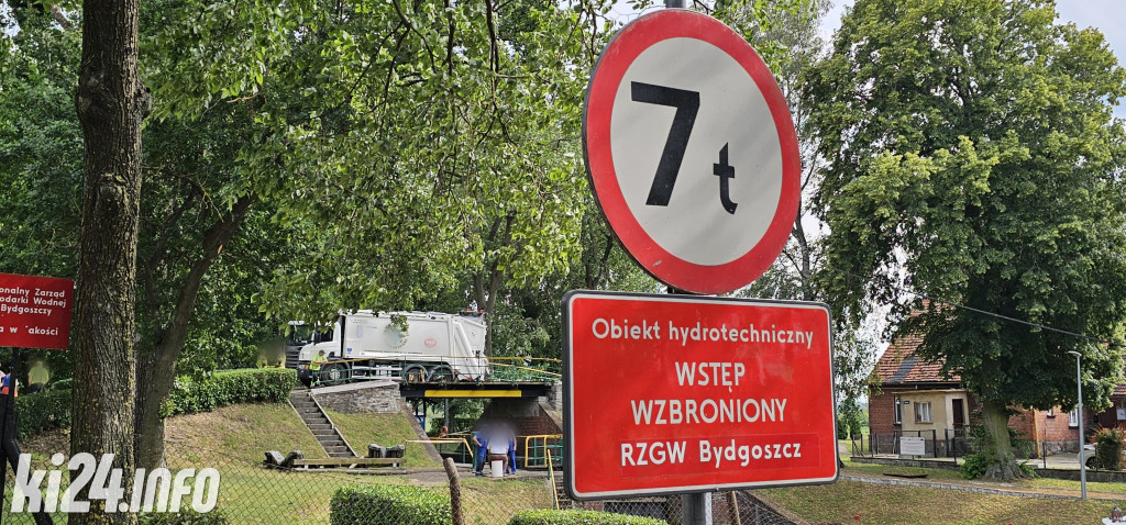 Śmieciarka zarwała most na śluzie