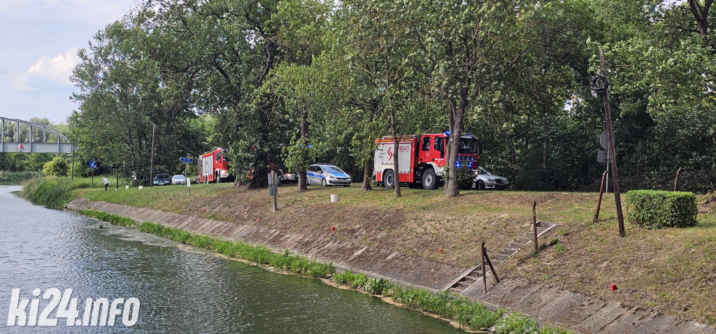 Śmieciarka zarwała most na śluzie