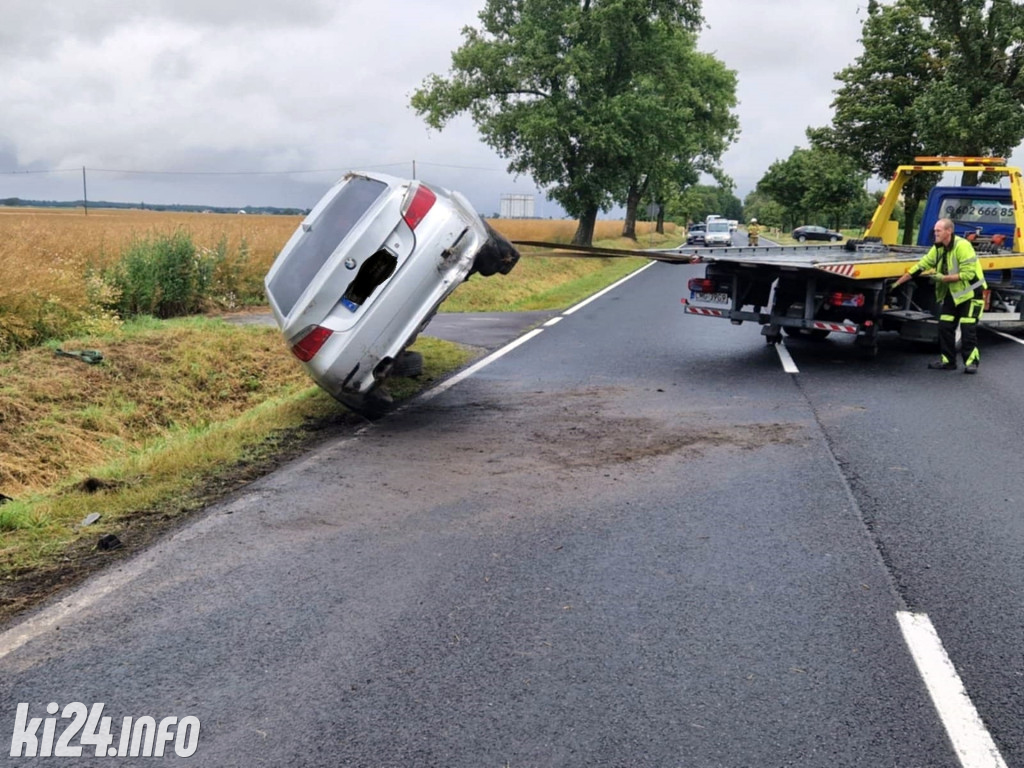 Dachowanie BMW na krajówce