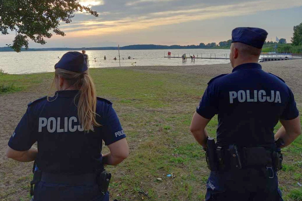 Policjanci kontrolują kąpieliska