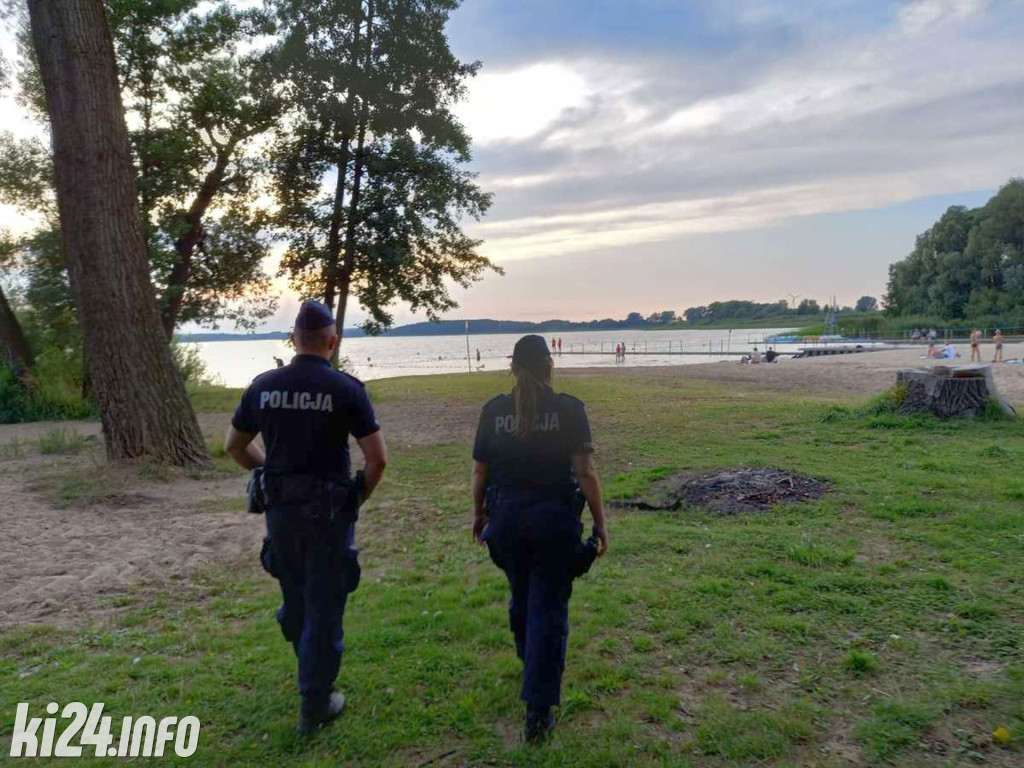 Policjanci kontrolują kąpieliska