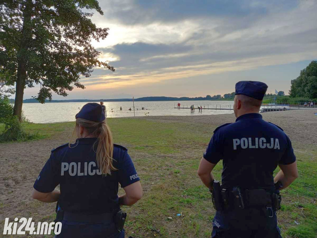 Policjanci kontrolują kąpieliska