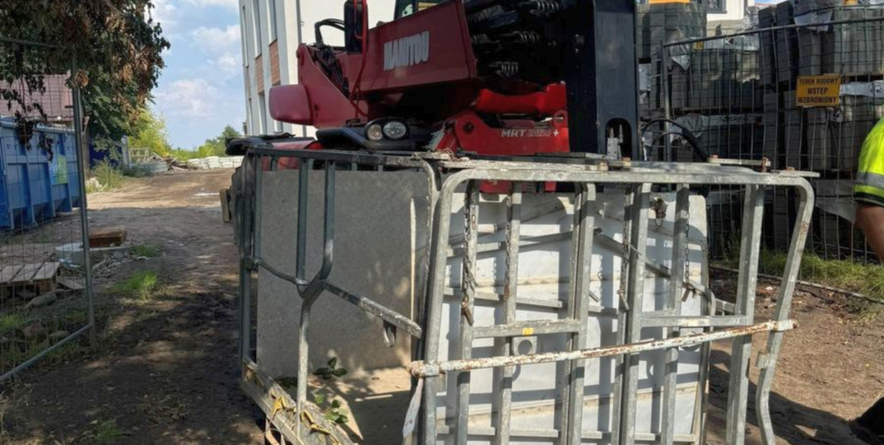 Ładowarka z koszem kontra ciężarówka