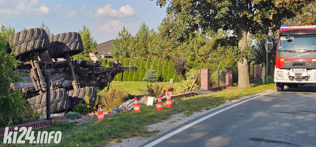 Ciągnik rolniczy zdemolował dwie posesje