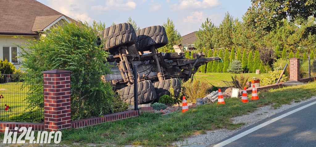 Ciągnik rolniczy zdemolował dwie posesje
