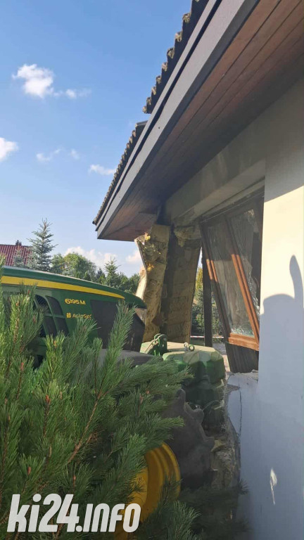 Ciągnik rolniczy zdemolował dwie posesje