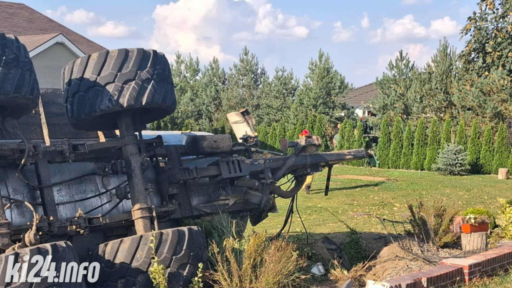 Ciągnik rolniczy zdemolował dwie posesje