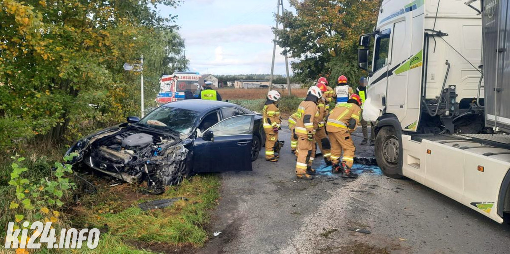 Lexus zderzył się z ciężarówką