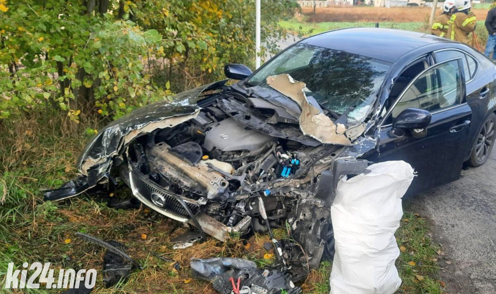 Lexus zderzył się z ciężarówką