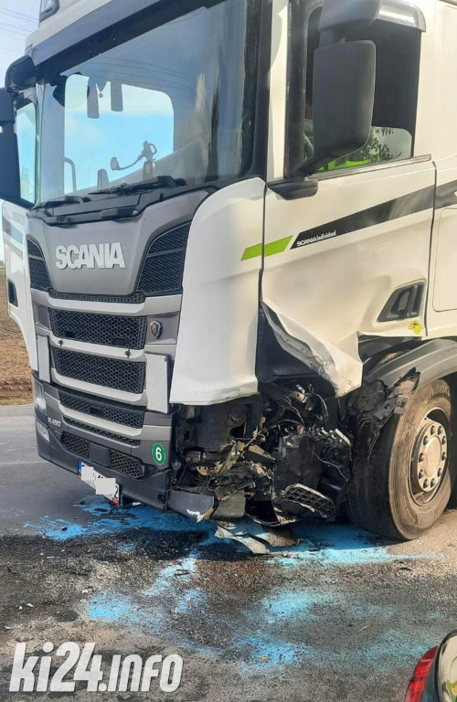 Lexus zderzył się z ciężarówką