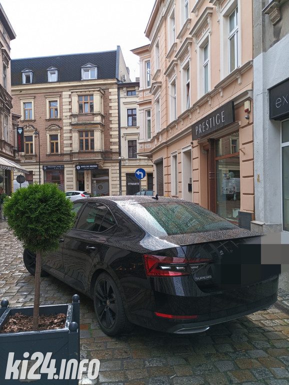 Strażnicy sypnęli mandatami za złe parkowanie