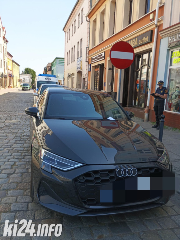 Strażnicy sypnęli mandatami za złe parkowanie