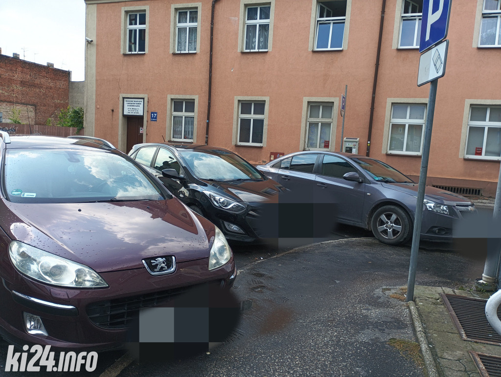 Strażnicy sypnęli mandatami za złe parkowanie