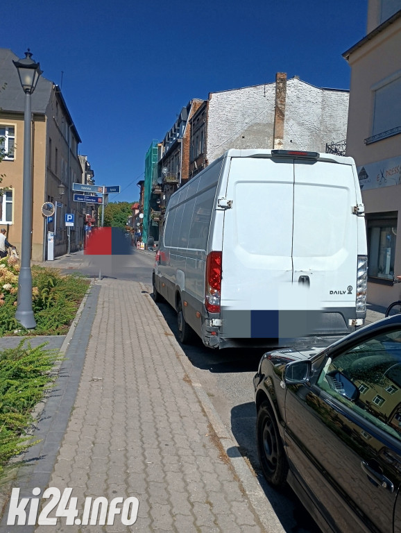 Strażnicy sypnęli mandatami za złe parkowanie