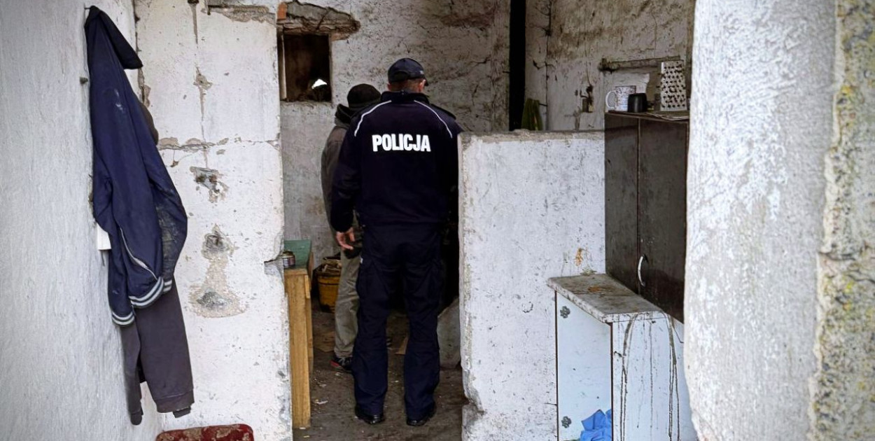 Jest zimno. Policjanci sprawdzają pustostany