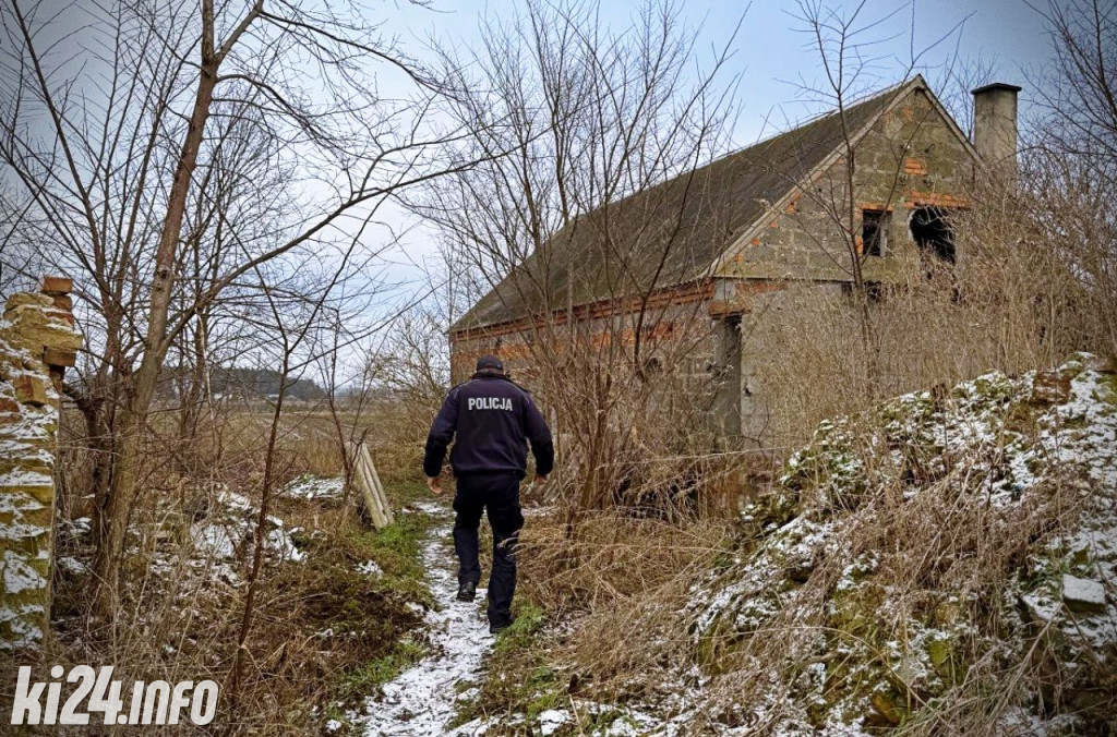 Jest zimno. Policjanci sprawdzają pustostany