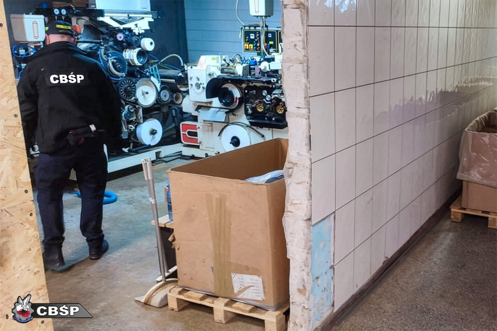 CBŚP i KAS rozbiły linię do produkcji papierosów