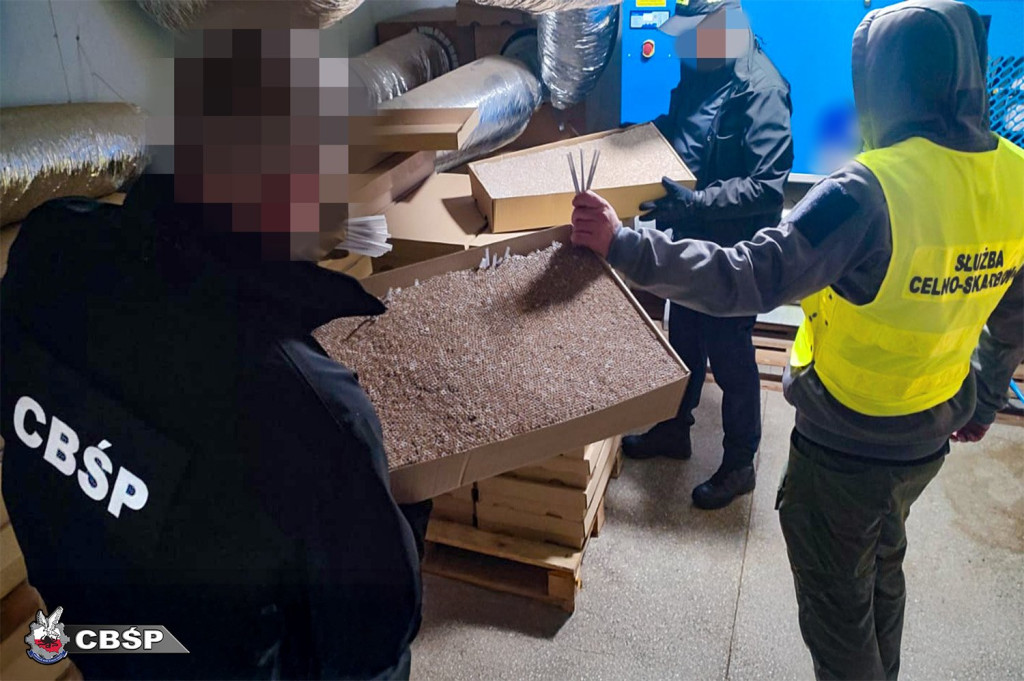 CBŚP i KAS rozbiły linię do produkcji papierosów