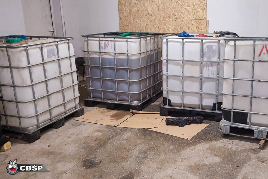 CBŚP i KAS rozbiły linię do produkcji papierosów