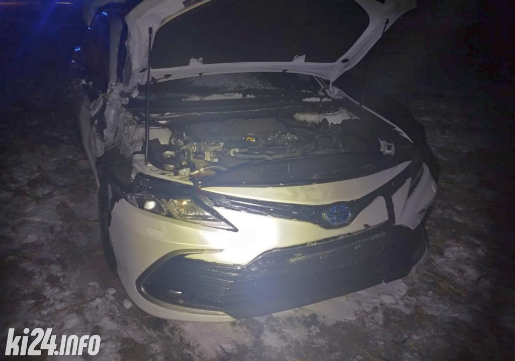 Przesadził z prędkością i uderzył w słup energetyczny