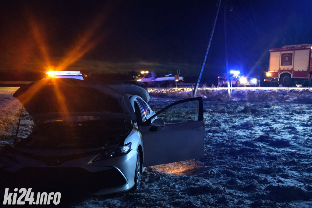 Przesadził z prędkością i uderzył w słup energetyczny