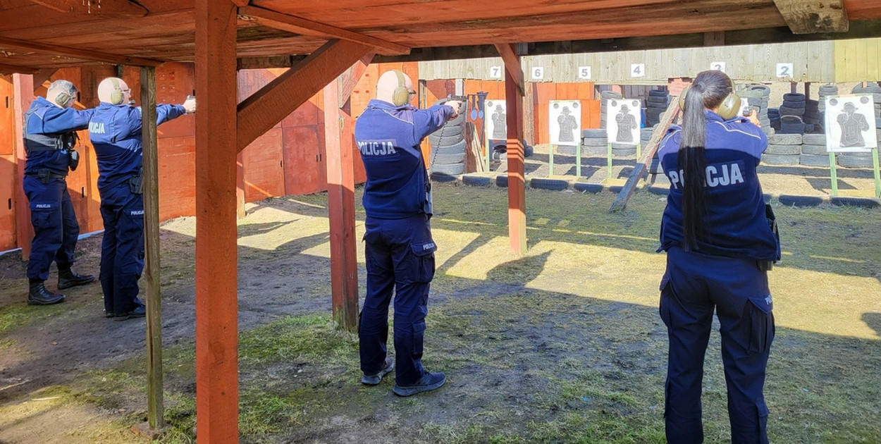 Policjanci trenowali strzelanie na strzelnicy