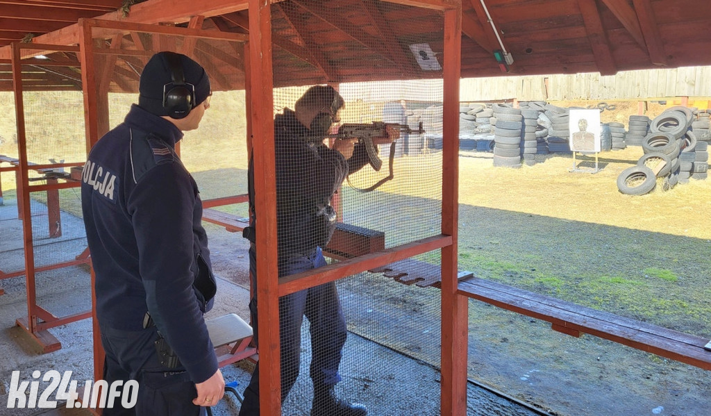 Policjanci trenowali strzelanie na strzelnicy