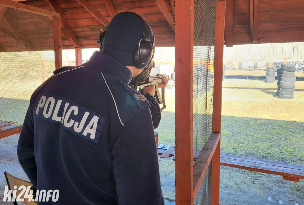 Policjanci trenowali strzelanie na strzelnicy