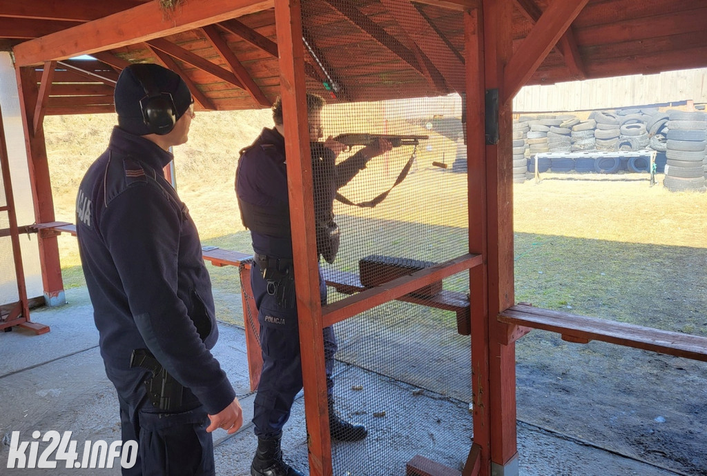 Policjanci trenowali strzelanie na strzelnicy