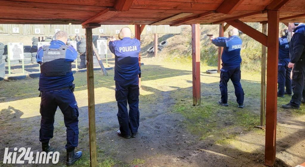 Policjanci trenowali strzelanie na strzelnicy