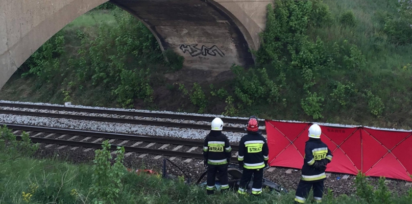 Wypadek pod Janikowem. Samochód spadł z wiaduktu na tory kolejowe. Zginął młody mę