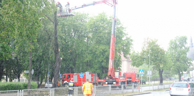 Burza zablokowała ulicę w centrum
