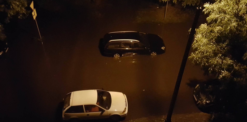 Krajobraz po burzy. Woda zalewała ulice i budynki w całym mieście